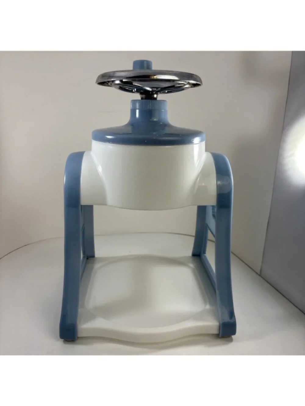 Vintage The Pampered Chef Ice Shaver Snow Cone Maker Manual Hand Crank Blue
